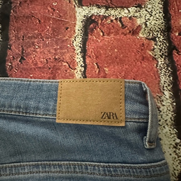 Zara jeans with faux crystals size 8
Inseam 27”
Excellent Pre-owned Condition - Picture 4 of 8